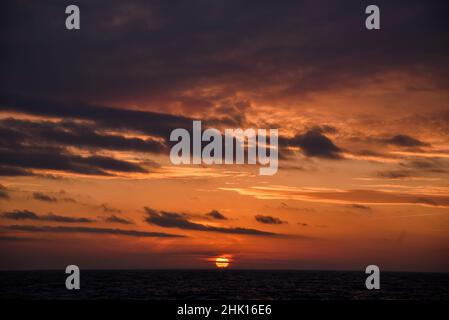 Sonnenuntergang über dem Atlantik in Frankreich, wunderschöne Landschaft. Stockfoto