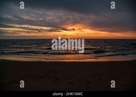 Sonnenuntergang über dem Atlantik in Frankreich, wunderschöne Landschaft. Stockfoto