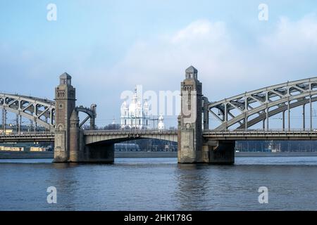 St. Petersburg, Russland - 02. November 2021. Blick auf die schöne Bolscheokhtinsky Peter die große Brücke über die Neva und die Smolny Auferstehung C Stockfoto