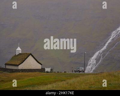 Typische Turf-Top-Kirche in Saksun Dorf, Streymoy, Färöer-Inseln, Dänemark, Nordeuropa Stockfoto