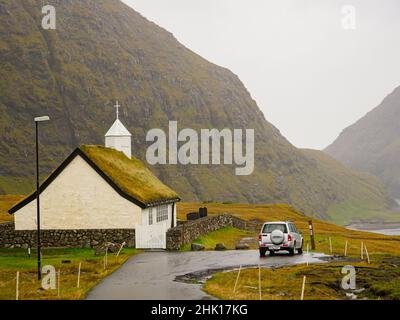 Typische Turf-Top-Kirche in Saksun Dorf, Streymoy, Färöer-Inseln, Dänemark, Nordeuropa Stockfoto