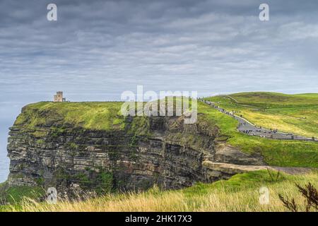 Touristenmassen, die über Treppen zum OBriens Tower auf den berühmten Cliffs of Moher, einer beliebten Touristenattraktion, UNESCO, Wild Atlantic Way, Clare, Irland Stockfoto