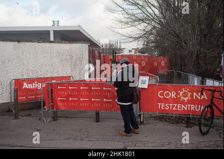 30.01.2022, Berlin, Deutschland, Europa - Ein Mann meldet sich für einen kostenlosen Covid-Schnelltest in einem Corona-Testzentrum unweit vom Mauerpark in Mitte an. Stockfoto