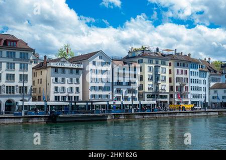 Zürich, Schweiz - Mai 23rd 2021: Historisches Stadtzentrum am Ufer der Limmat. Stockfoto