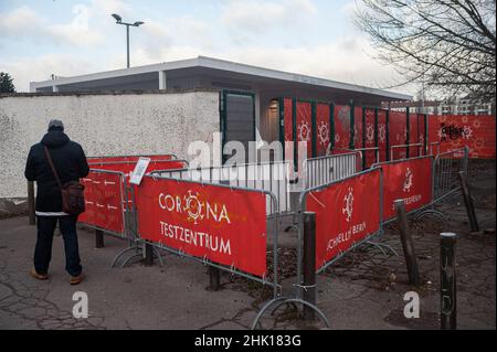 30.01.2022, Berlin, Deutschland, Europa - Ein Mann meldet sich für einen kostenlosen Covid-Schnelltest in einem Corona-Testzentrum unweit vom Mauerpark in Mitte an. Stockfoto