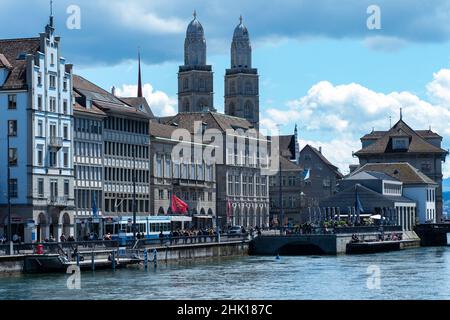 Zürich, Schweiz - Mai 23rd 2021: Historisches Stadtzentrum am Ufer der Limmat. Stockfoto