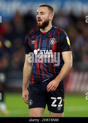 Allan Campbell von Luton Town während des Sky Bet Championship-Spiels im Swansea.com Stadium in Swansea. Bilddatum: Dienstag, 1. Februar 2022. Stockfoto