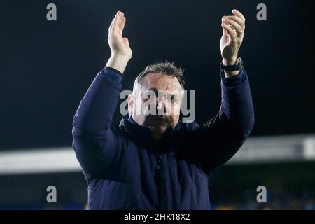 Birkenhead, Großbritannien. 01st. Februar 2022. Micky Mellon, Manager von Tranmere Rovers, applaudiert den Fans von Tranmere. EFL Skybet Football League Two Match, Tranmere Rovers gegen Stevenage im Prenton Park, Birkenhead, Wirral am Dienstag, 1st. Februar 2022. Dieses Bild darf nur für redaktionelle Zwecke verwendet werden. Nur zur redaktionellen Verwendung, Lizenz für kommerzielle Nutzung erforderlich. Keine Verwendung bei Wetten, Spielen oder Veröffentlichungen in einem Club/einer Liga/einem Spieler.PIC von Chris Stading/Andrew Orchard Sports Photography/Alamy Live News Credit: Andrew Orchard Sports Photography/Alamy Live News Stockfoto