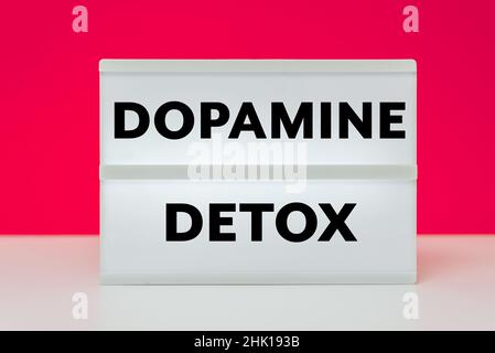 Dopamin-Detox-Text auf weißem Feld mit rosa Hintergrund Stockfoto