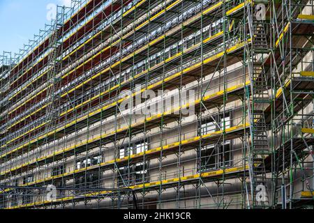 Große Baustelle, Gerüstschale eines Büro- und Gewerbegebäudekomplexes, Bochum NRW, Deutschland Stockfoto