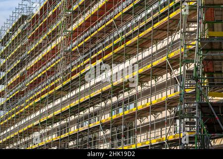 Große Baustelle, Gerüstschale eines Büro- und Gewerbegebäudekomplexes, Bochum NRW, Deutschland Stockfoto