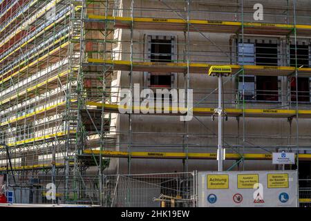 Große Baustelle, Gerüstschale eines Büro- und Geschäftsgebäudekomplexes, Videoüberwachung, Videoüberwachung, Schilder für die Arbeitssicherheit Stockfoto