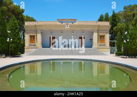 Zoroastrian Feuertempel mit Pool in Yazd Altstadt, Iran. Stockfoto