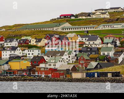 Ejde, Färöer-Inseln - Sep, 2020: Blick auf das Dorf Eiði (Hafer) auf der Insel Eysturoy, Färöer-Insel, Königreich Dänemark, Europa Stockfoto