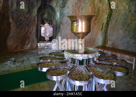 Chak Chak-Ardakan Zorastrian-Schrein, innen mit Kelch und Feuer in Bergen in der Nähe der Stadt Yazd im Iran Stockfoto