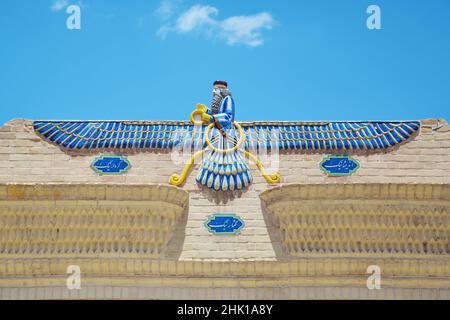 Zoroastrische Symbol Faravahar von der Fassade eines Feuertempel in Yazd.. Stockfoto