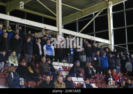 NORTHAMPTON, GROSSBRITANNIEN. FEB 1st Barrows Fans während der ersten Hälfte des Sky Bet League 2-Spiels zwischen Northampton Town und Barrow am Dienstag, den 1st. Februar 2022 im PTS Academy Stadium, Northampton. (Kredit: John Cripps | MI Nachrichten) Kredit: MI Nachrichten & Sport /Alamy Live Nachrichten Stockfoto