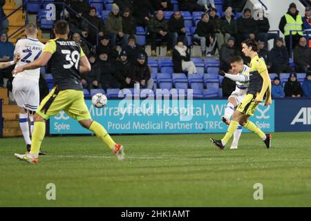 Birkenhead, Großbritannien. 01st. Februar 2022. Kieron Morris von Tranmere Rovers schießt am 1st 2022. Februar im Prenton Park in Birkenhead, England, beim zweiten Spiel der Sky Bet League zwischen Tranmere Rovers und Stevenage auf das Tor. (Foto von Richard Ault/phcimages.com) Quelle: PHC Images/Alamy Live News Stockfoto