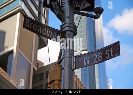 Brown West 28th Street und Broadway historisches Schild in Midtown Manhattan in New York City Stockfoto