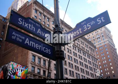Blue West 35th Street, Broadway und Avenue of the Americas 6th historisches Schild in Midtown Manhattan in New York City Stockfoto