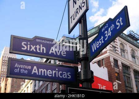 Blue West 34th Street, Broadway und Avenue of the Americas 6th historisches Schild in Midtown Manhattan in New York City Stockfoto