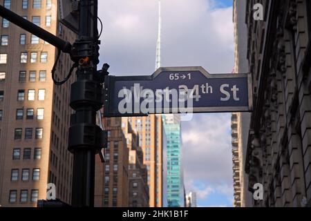 Blue West 34th Street am Broadway und Avenue of the Americas historisches Schild in Midtown Manhattan in New York City Stockfoto