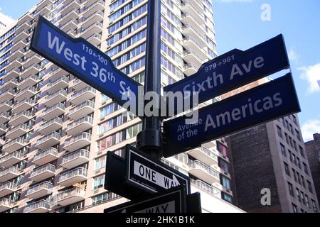 Blue West 36th Street, Broadway und Avenue of the Americas 6th historisches Schild in Midtown Manhattan in New York City Stockfoto