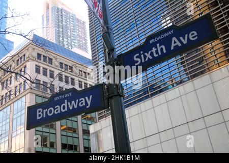 Blue Sixth Avenue und das historische Broadway-Schild in Midtown Manhattan in New York City Stockfoto