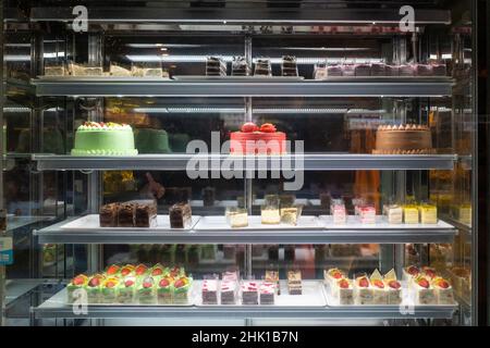 London, Großbritannien. 1. Februar 2022. Frische Kuchen im Fenster der Chinatown Bakery am Abend des chinesischen Neujahrs, als das Jahr des Tigers offiziell beginnt. Die Feierlichkeiten in Chinatown werden in diesem Jahr aufgrund der Pandemie zurückgeschraubt, aber die Restaurants hoffen, dass die Geschäfte jetzt wieder aufgenommen werden, da die Beschränkungen von Plan B Omicron durch die britische Regierung gelockert wurden. Kredit: Stephen Chung / Alamy Live Nachrichten Stockfoto