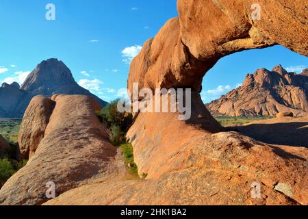 Schöner Felsbogen im Spitzkoppe Nationalpark in Namibia, Afrika Stockfoto