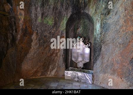 Chak Chak-Ardakan Zorastrian-Schrein, innen mit Kelch und Feuer in Bergen in der Nähe der Stadt Yazd im Iran Stockfoto