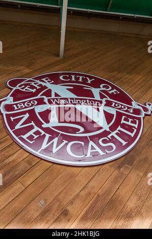 Das Rathaus von Newcastle und das Logo in Newcastle, Washington Stockfoto