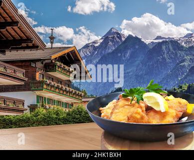 Kaprun Dorf mit Hotel am Kitzsteinhorn Gletscher und mit typischen Gerichten (Schnitzel) in der Region Salzburg, österreichischen Alpen, Österreich Stockfoto