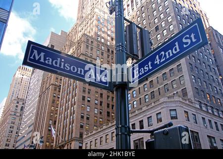 Blue East 42nd Street und Madison Avenue historisches Schild in Midtown Manhattan in New York Stockfoto