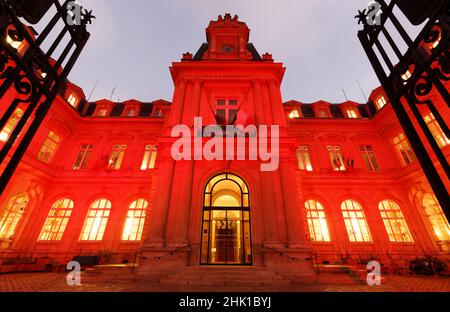 Chinesische Neujahrsfeier in Paris . Rathaus von 3rd Arrondissement von Paris mit roter Farbe ligted und dekoriert mit chinesischen traditionellen roten Stockfoto