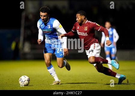 Barrows Remeao Hutton (links) und Ali Koiki von Northampton Town kämpfen während des zweiten Spiels der Sky Bet League im Sixfields Stadium, Northampton, um den Ball. Bilddatum: Dienstag, 1. Februar 2022. Stockfoto