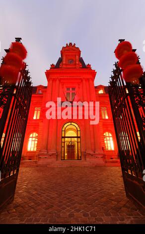 Chinesische Neujahrsfeier in Paris . Rathaus von 3rd Arrondissement von Paris mit roter Farbe ligted und dekoriert mit chinesischen traditionellen roten Stockfoto