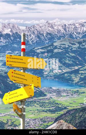 Wegweiser gegen Zell am See mit österreichischen Alpen in der Region Zell am See-Kaprun, Österreich Stockfoto