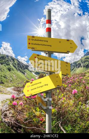 Wegweiser gegen die Frühlingsalpen, Region Zell am See-Kaprun, Österreich Stockfoto