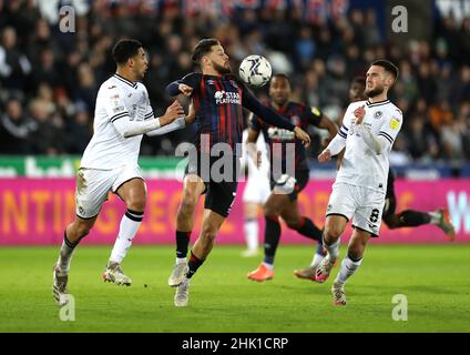 Harry Cornick von Luton Town (Mitte) kämpft während des Sky Bet Championship-Spiels im Swansea.com Stadium in Swansea mit Ben Cabango (links) und Matt Grimes von Swansea City um den Ball. Bilddatum: Dienstag, 1. Februar 2022. Stockfoto