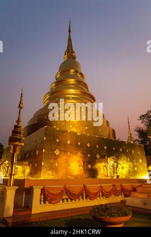 Wat Phra Singh in der Dämmerung, Chiang Mai, Thailand Stockfoto