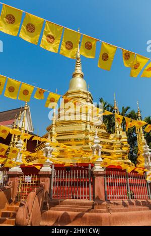 Tradition gelbe Gebetsfahne im Tempel Wat Phan Tao, Chiang Mai Stockfoto