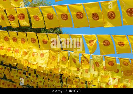 Tradition gelbe Gebetsfahne im Tempel Wat Phan Tao, Chiang Mai Stockfoto