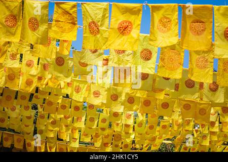 Tradition gelbe Gebetsfahne im Tempel Wat Phan Tao, Chiang Mai Stockfoto