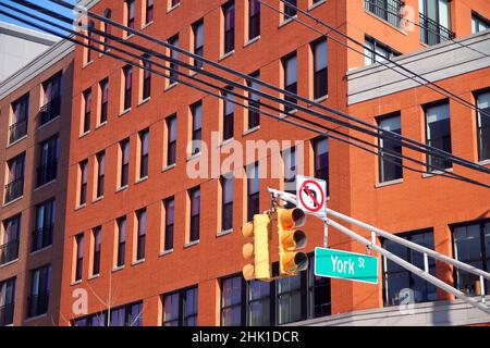 Grünes Big York Street-Schild, das an einem Bogenmast zwischen den Ampeln in den Straßen der Innenstadt von Jersey City hängt Stockfoto