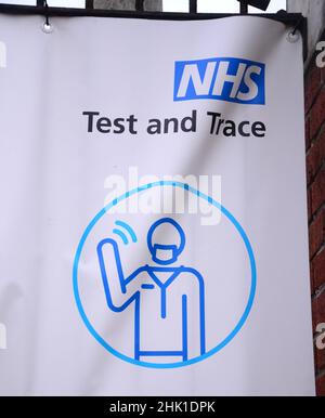 NHS-Zeichen an der Test- und Trace-Stelle in Manchester, Greater Manchester, England, Vereinigtes Königreich während der Covid 19- oder Coronavirus- oder Corona-Pandemie. Stockfoto