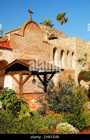 Ein Brunnen und Garten auf dem Gelände der Mission San Juan Capistrano Stockfoto