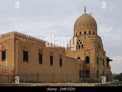 Alte Moschee in der Stadt der Toten und Friedhof im alten Kairo, Ägypten gebaut Stockfoto