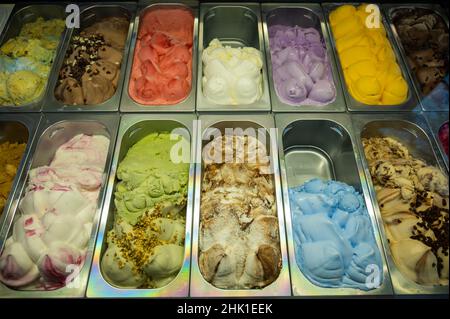 Nahaufnahme von Eisdielen auf der Theke. Stockfoto