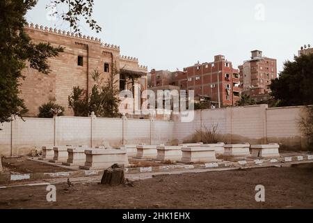 Blick auf die Altstadt von Kairo mit Friedhofsgräbern von Soldaten starb bei sechs Tagen Krieg Stockfoto